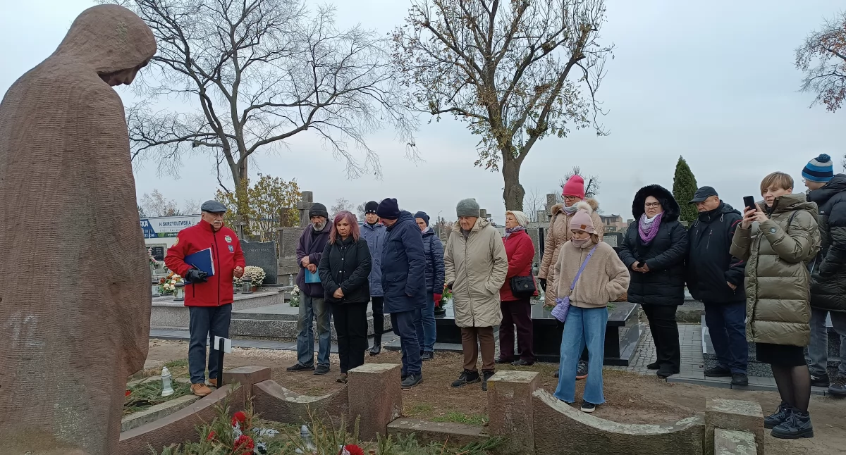Spotkania, „Pokój cieniom” Spacer cmentarzu Emaus (foto) - zdjęcie, fotografia
