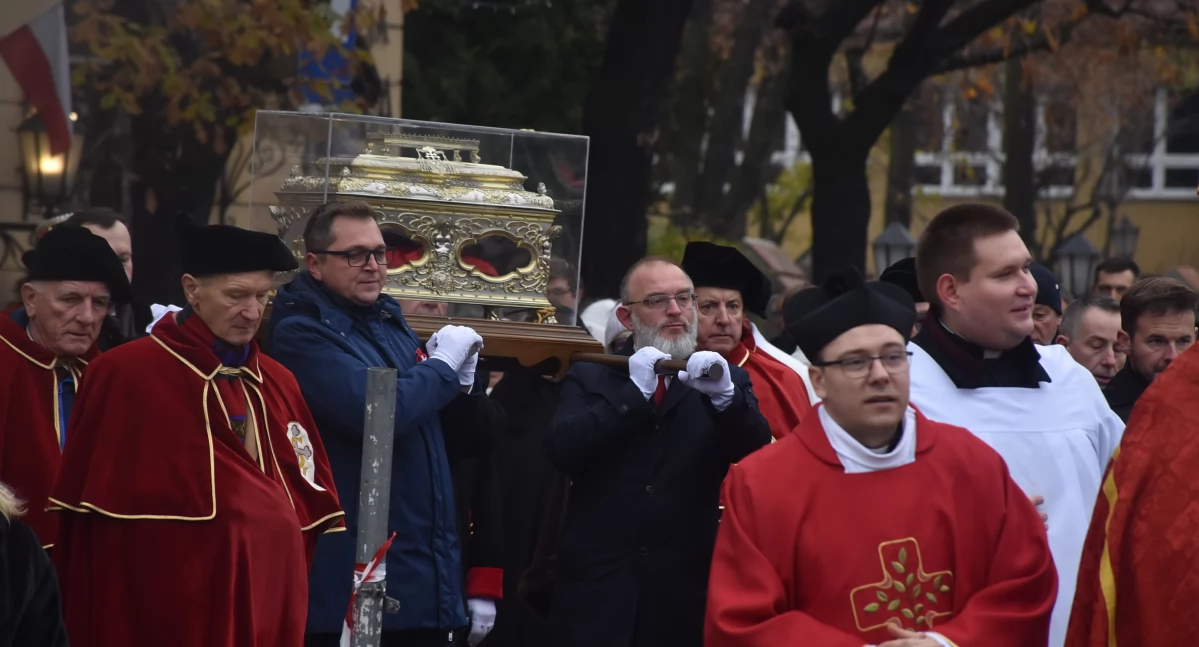 Uroczystości patriotyczne, Procesja relikwiami Wiktorii przeszła ulicami Łowicza (foto film) - zdjęcie, fotografia