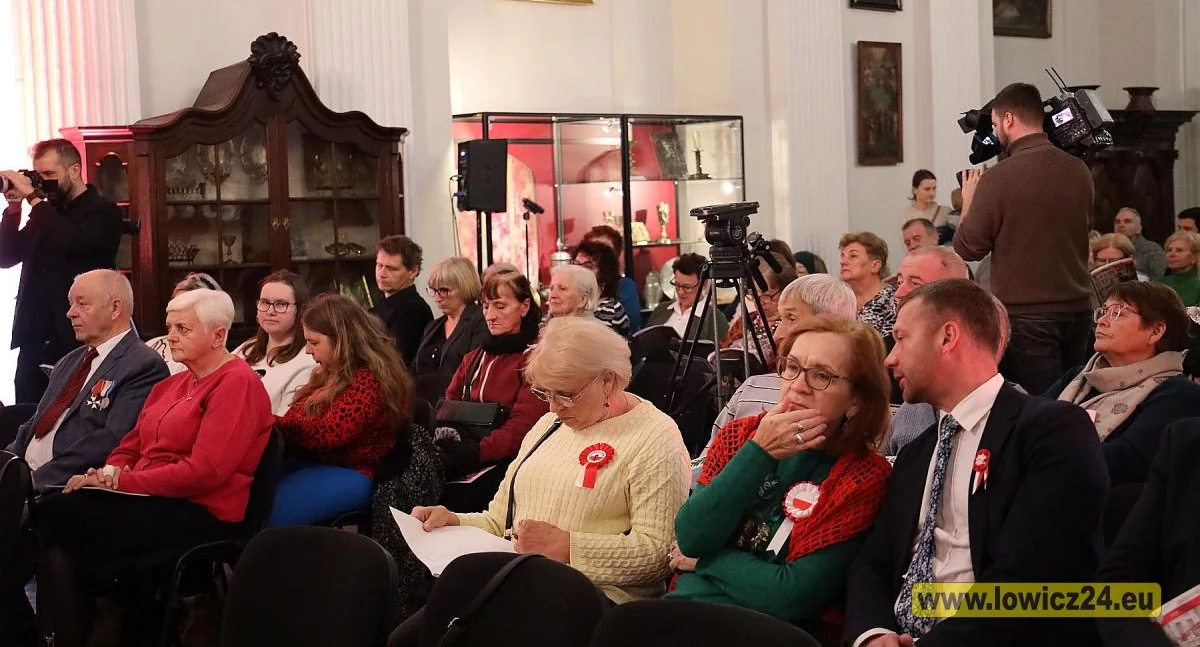 Koncerty, Koncert muzyki patriotycznej Muzeum Łowiczu (foto film) - zdjęcie, fotografia