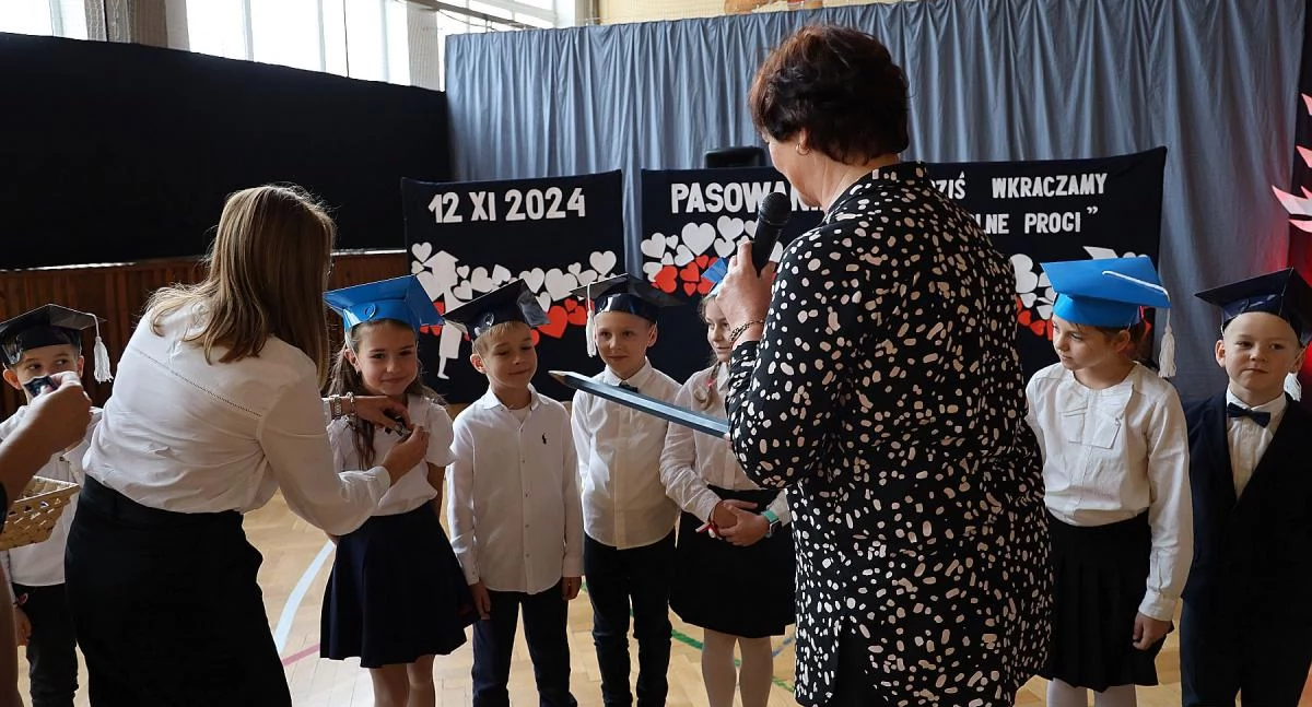 Szkoły, Ślubowanie pierwszoklasistów Szkole Podstawowej (foto film) - zdjęcie, fotografia