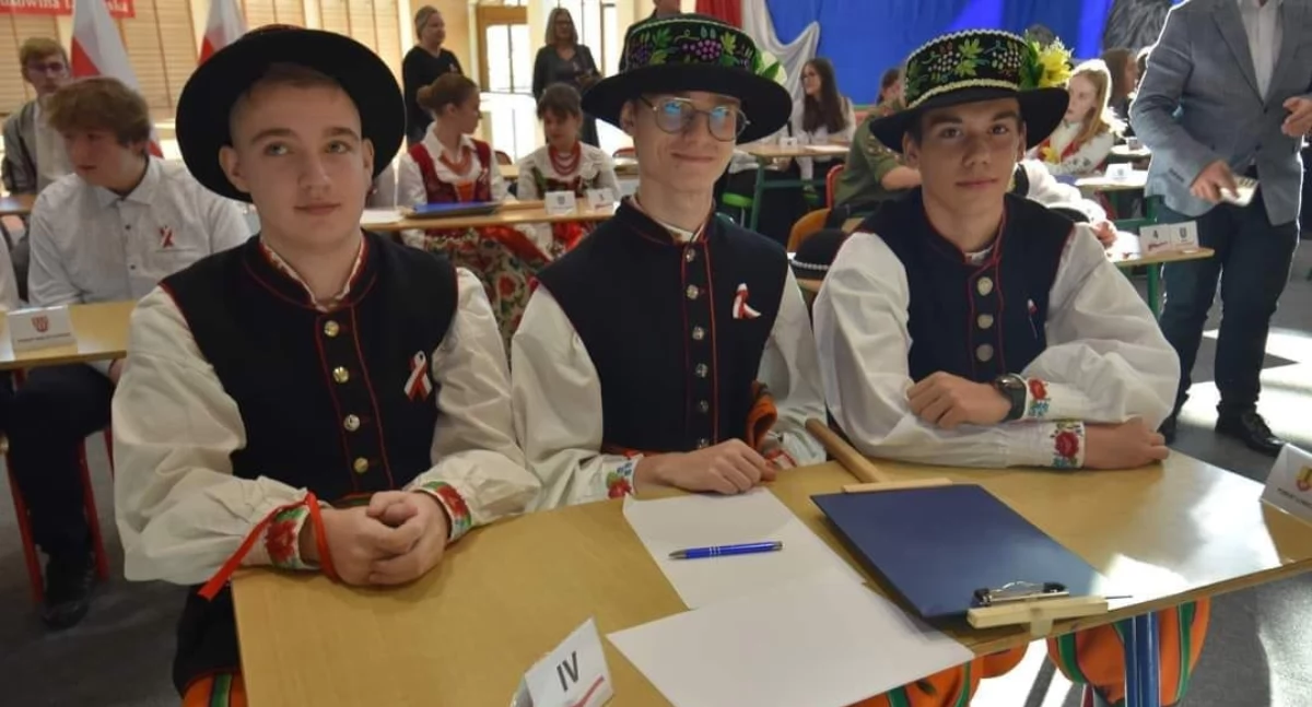 Starostwo Powiatowe, Sukces reprezentacji powiatu łowickiego ogólnopolskim konkursie (foto) - zdjęcie, fotografia