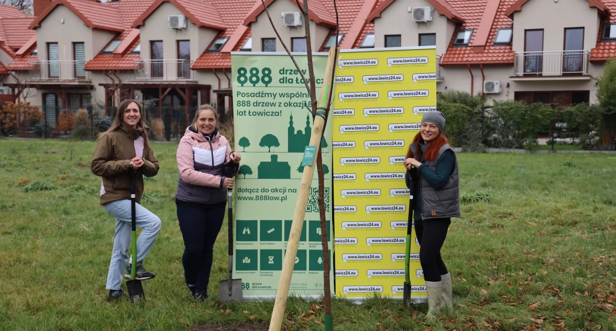 Ciekawostki, Posadziliśmy drzewo ramach akcji „888 drzew Łowicza”! (foto) - zdjęcie, fotografia