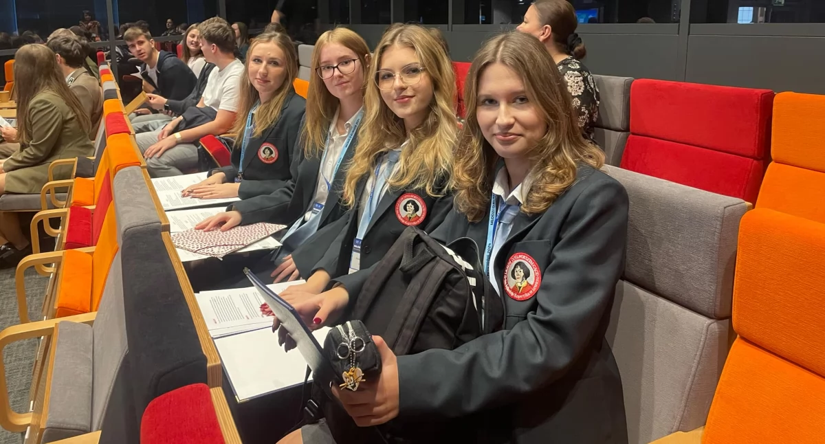 Szkoły, Uczennice ogólnopolskiej konferencji Młodzi klimacie - zdjęcie, fotografia