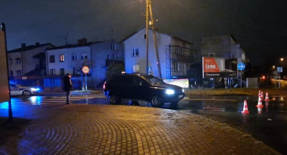 Wypadki i kolizje, Potrącenie pieszego przejściu Łowiczu (foto) - zdjęcie, fotografia