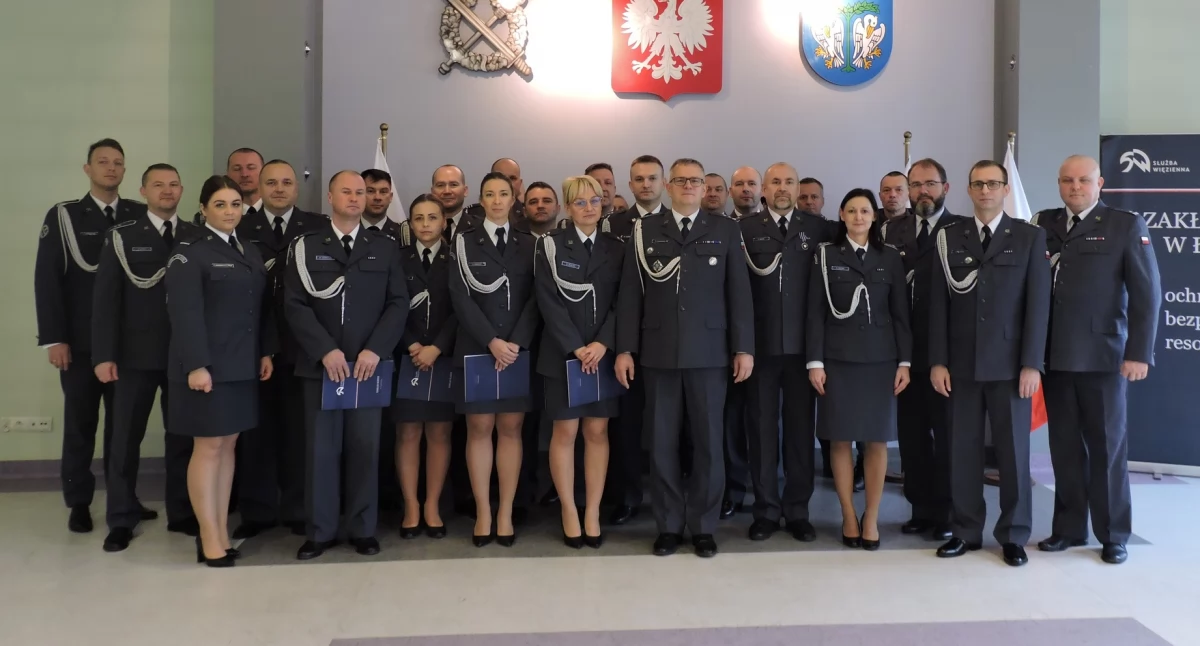 Zza krat, Awanse odznaczenia Zakładzie Karnym Łowiczu (foto) - zdjęcie, fotografia