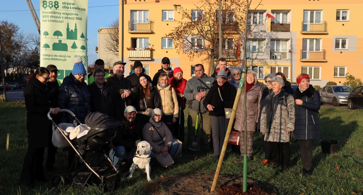 Wasze sprawy, Łowickie Klasyki seniorzy wolontariusze dołączyli akcji „888 drzew Łowicza” (foto film) - zdjęcie, fotografia
