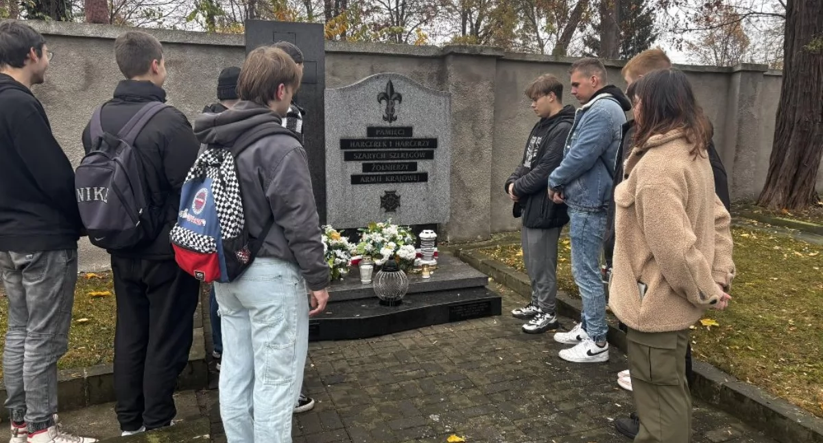 Szkoły, Uczniowie pamiętają bohaterach poległych Ojczyznę! (foto) - zdjęcie, fotografia