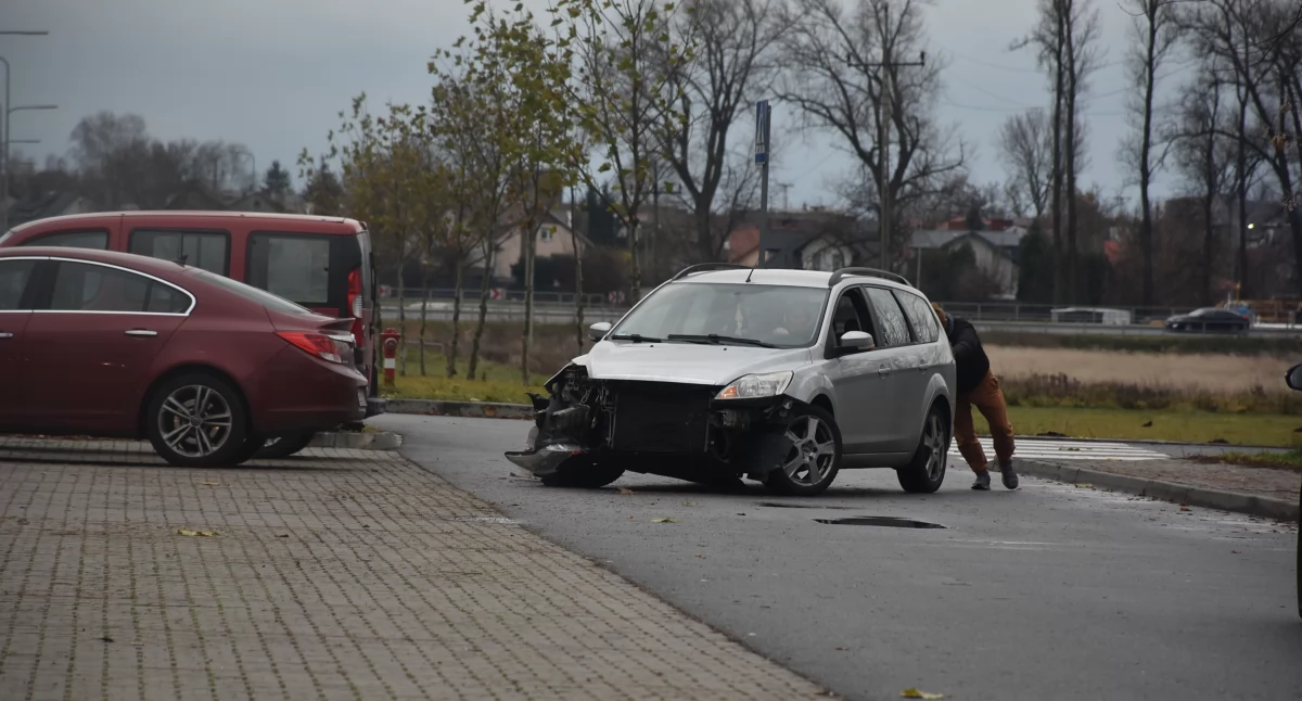 Wypadki i kolizje, Zderzenie dwóch pojazdów Dmowskiego Łowiczu (foto) - zdjęcie, fotografia