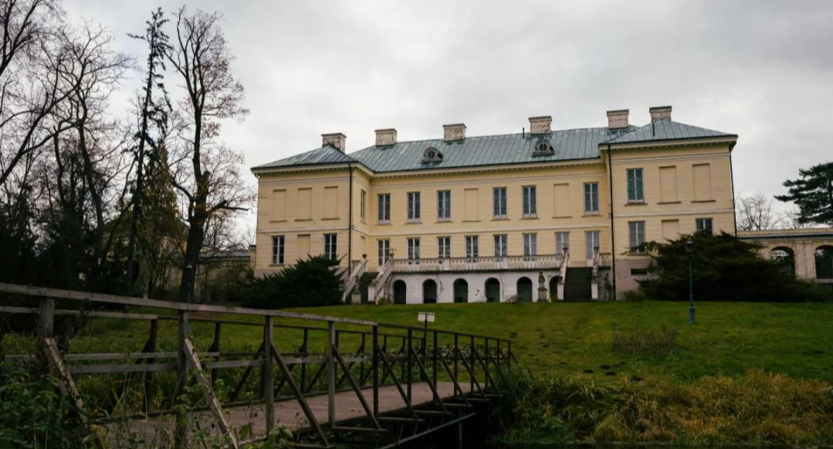Turystyka i rekreacja, Walewice przerwie pałac otwiera indywidualnego turystę (foto) - zdjęcie, fotografia