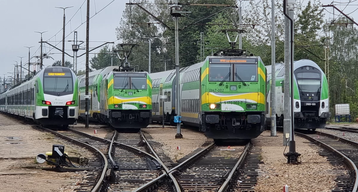 Transport i komunikacja publiczna, grudnia rozkład jazdy pociągów - zdjęcie, fotografia
