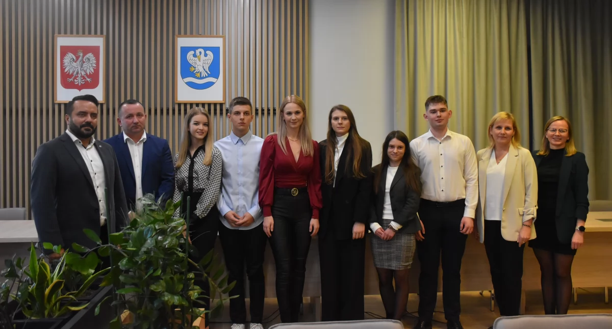 Urząd Gminy, Przyznano stypendia naukowe najzdolniejszych studentów Gminie Łowicz (foto) - zdjęcie, fotografia