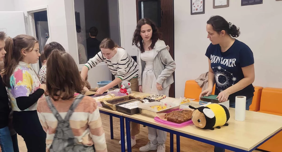 Szkoły, Słodka pomoc małego Fabianka Międzynarodowy Dzień Pluszowego Misia Bednarach (foto) - zdjęcie, fotografia