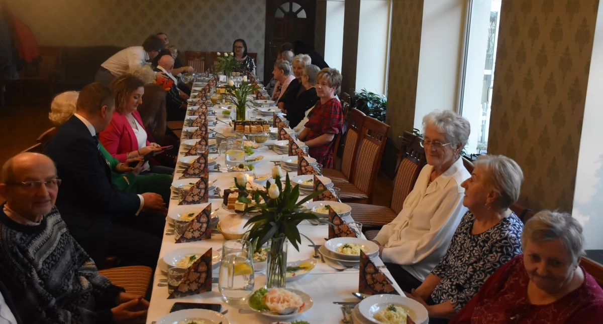 Spotkania, Mikołajkowe spotkanie ramach akcji „Zjedz obiad seniorem” (foto film) - zdjęcie, fotografia