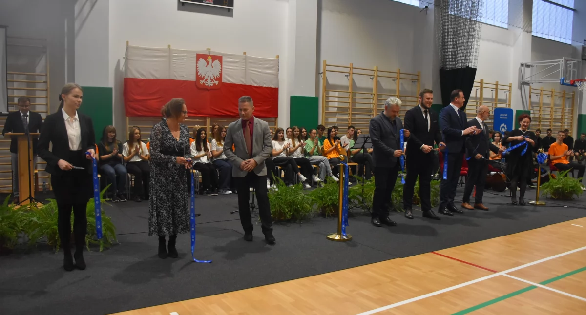 Szkoły, Oficjalne otwarcie sportowej Zespole Szkół Ponadpodstawowych Łowiczu (foto film) - zdjęcie, fotografia