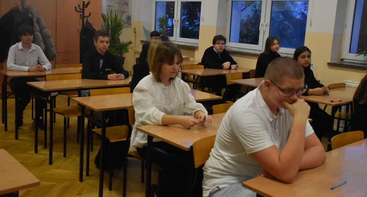 Szkoły, Powiatowy Konkurs Ortograficzny Łowiczu (foto film) - zdjęcie, fotografia