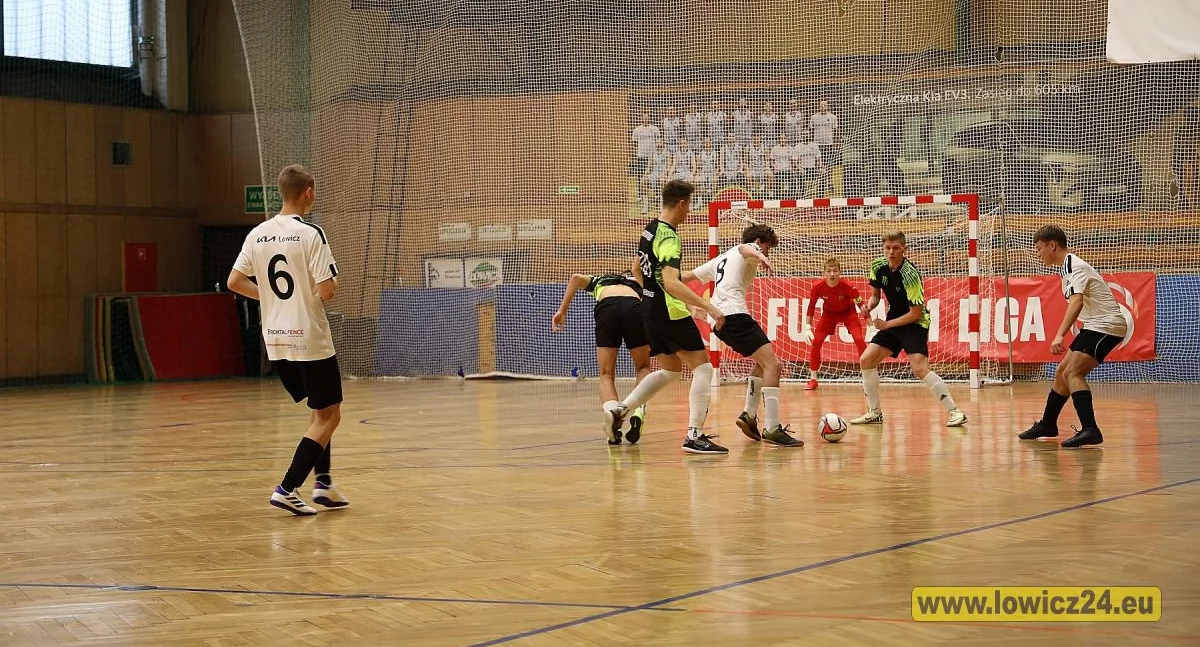 Piłka nożna, Futsalowy weekend Łowiczu meczów parkietach - zdjęcie, fotografia