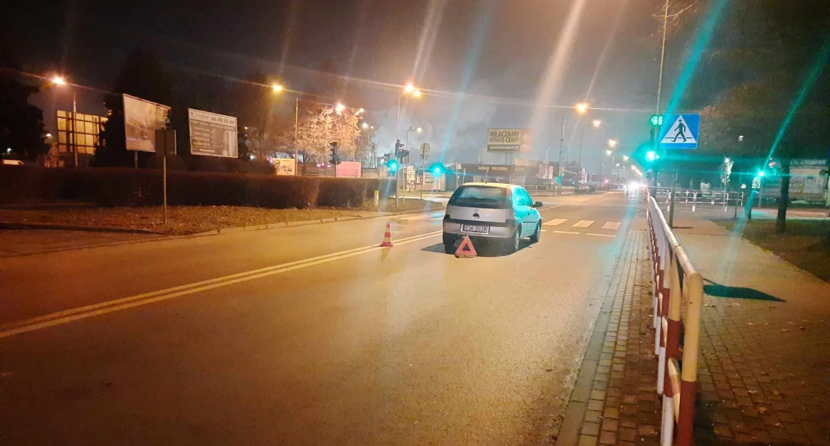 Wypadki i kolizje, Potrącenie pieszego przejściu Łowiczu (foto) - zdjęcie, fotografia