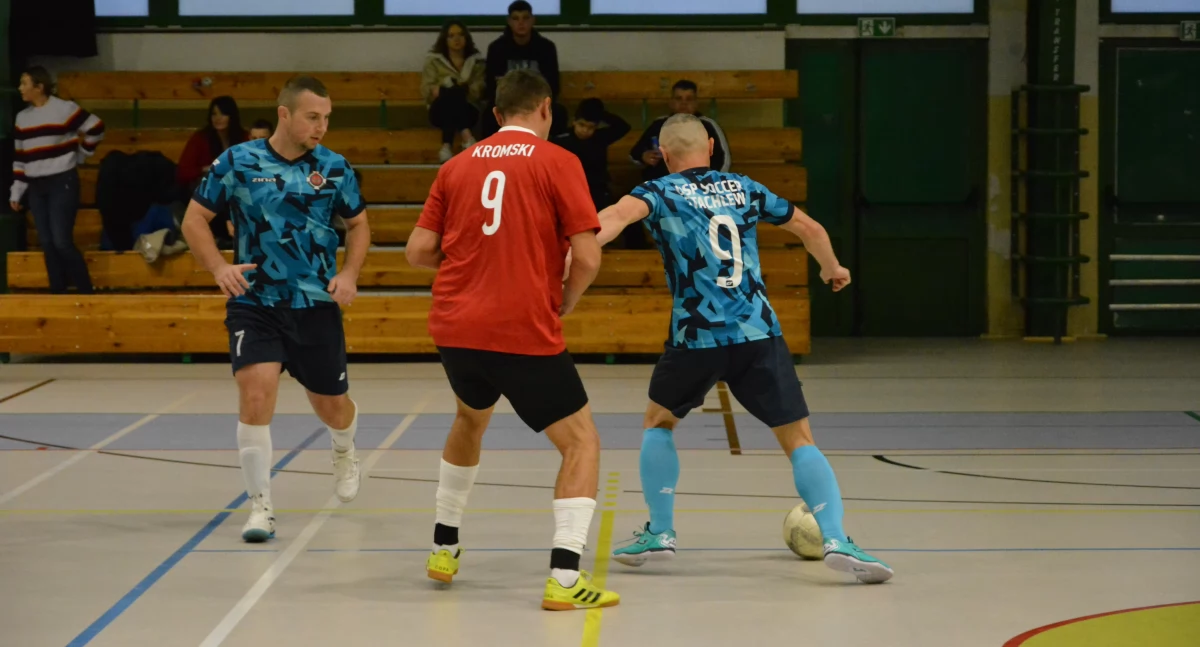 Piłka nożna, Sportowy weekend łowicką halówką (foto) - zdjęcie, fotografia