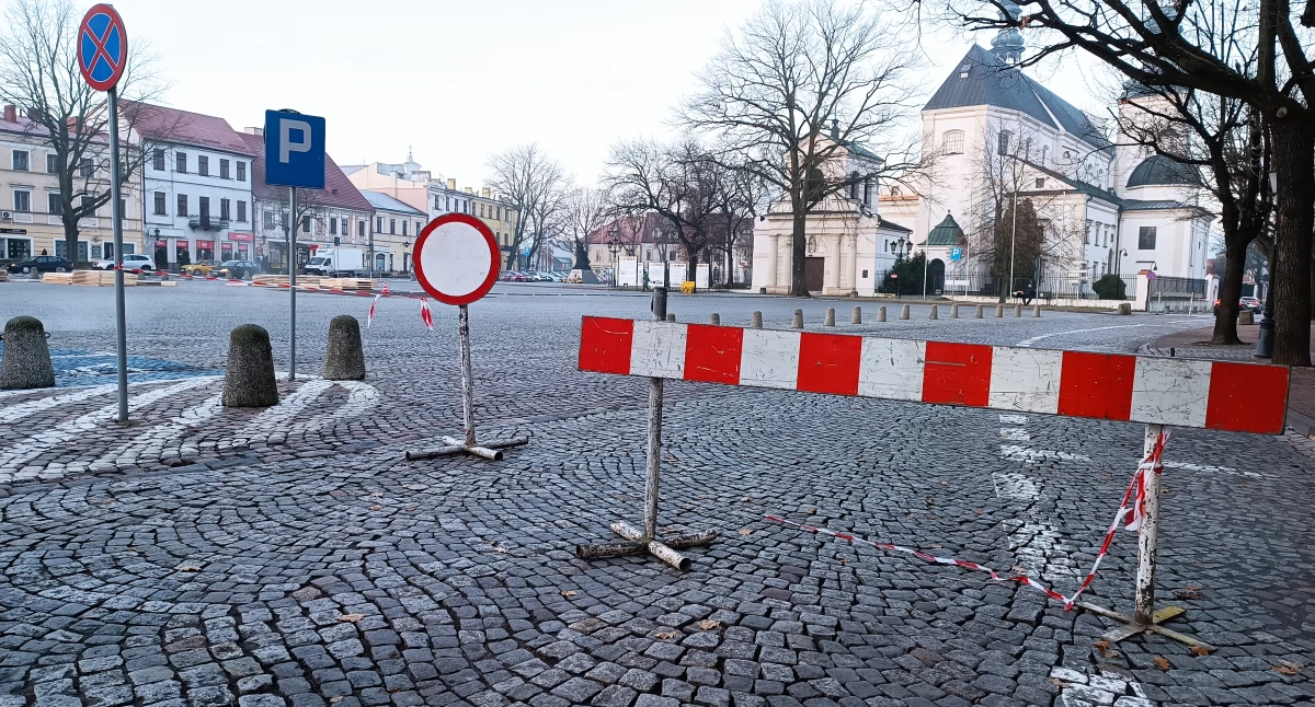 Urząd Miejski, Przygotowania Miejskiej Choinki Zmiany organizacji ruchu Starym Rynku ulicach dojazdowych - zdjęcie, fotografia
