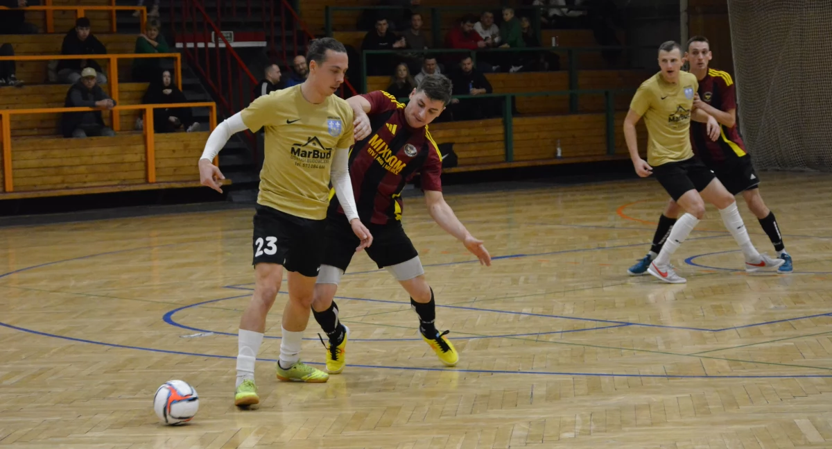 Piłka nożna, Futsalowe emocje dwóch łowickich halach - zdjęcie, fotografia