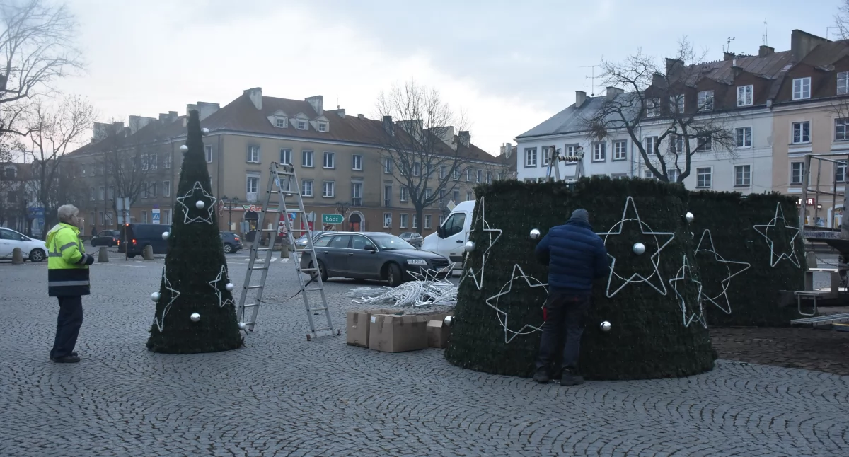 Wasze sprawy, Łowicz przygotowuje Choinkę Miejską święta Prace Starym Rynku (foto) - zdjęcie, fotografia
