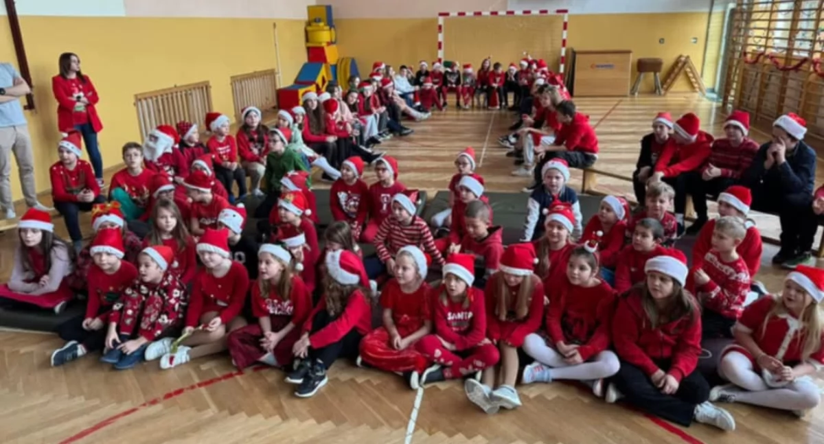 Szkoły, Mikołaj odwiedził uczniów Niedźwiady (foto) - zdjęcie, fotografia
