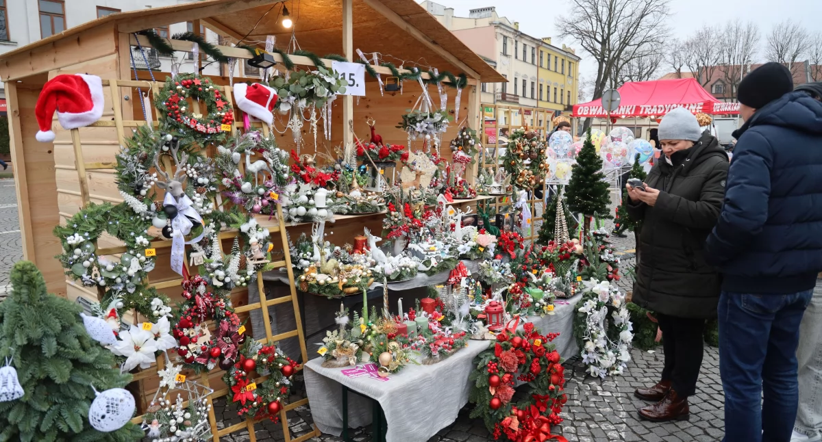 Urząd Miejski, Drugi dzień Jarmarku Bożonarodzeniowego Łowiczu (foto) - zdjęcie, fotografia