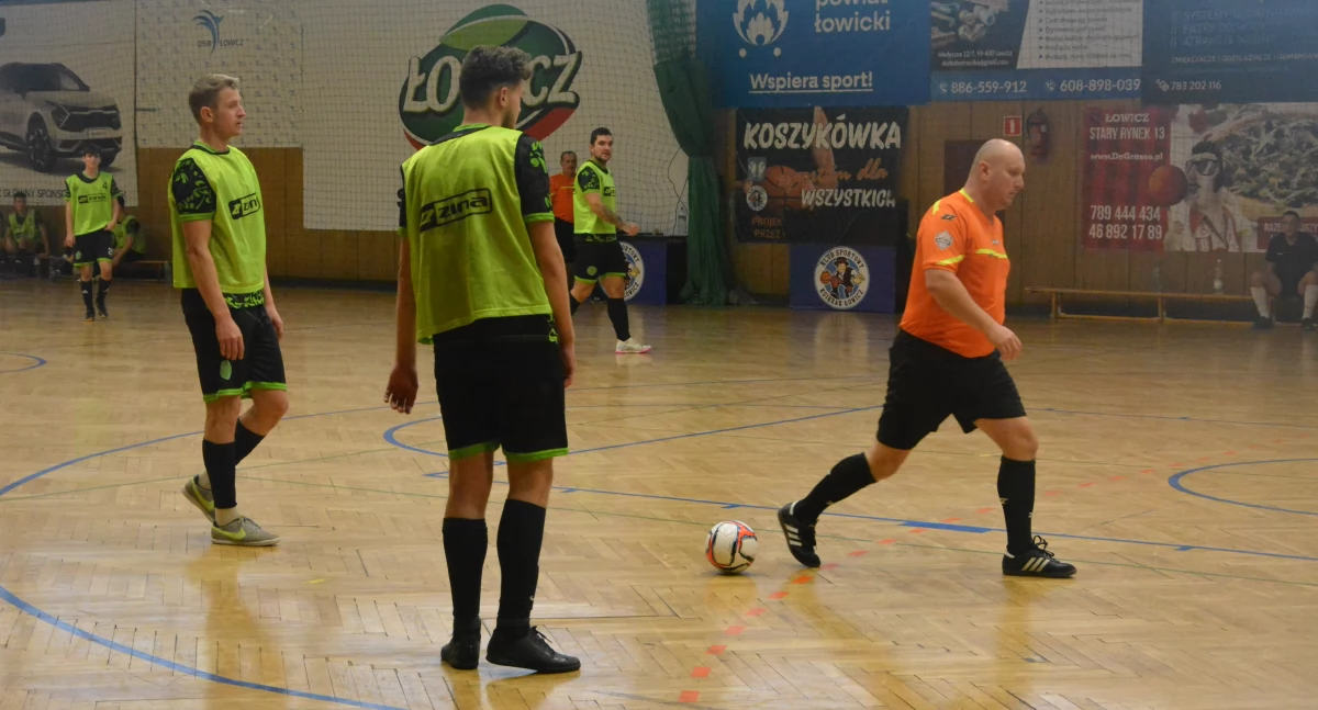 Piłka nożna, Sportowy weekend łowicką halówką (foto) - zdjęcie, fotografia