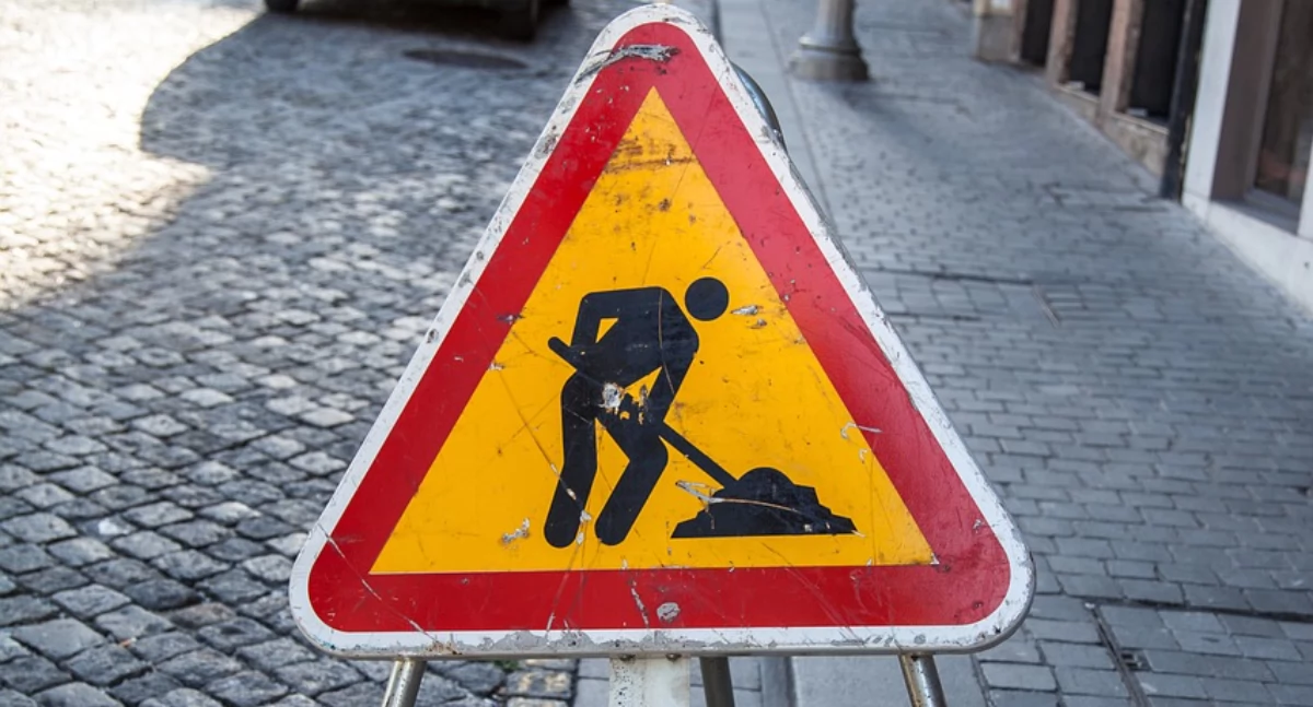 Ciekawostki, Znaki ostrzegawcze drodze rozpoznać oznaczają - zdjęcie, fotografia