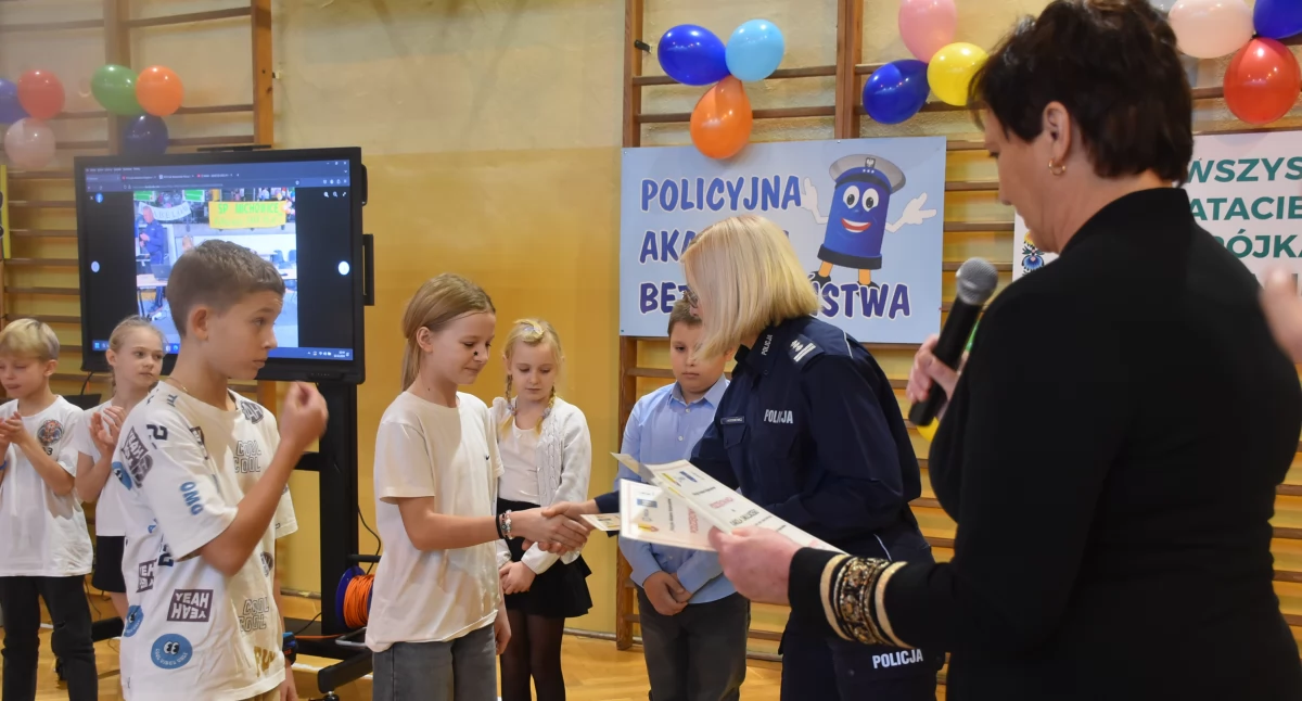 Szkoły, Uroczyste podsumowanie Policyjnej Akademii Bezpieczeństwa Łowiczu (foto film) - zdjęcie, fotografia
