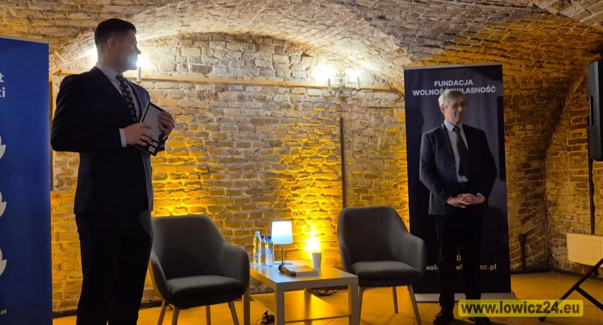 Spotkania, Dyskusja dezinformacji globalnej cenzurze łowickim muzeum (foto) - zdjęcie, fotografia