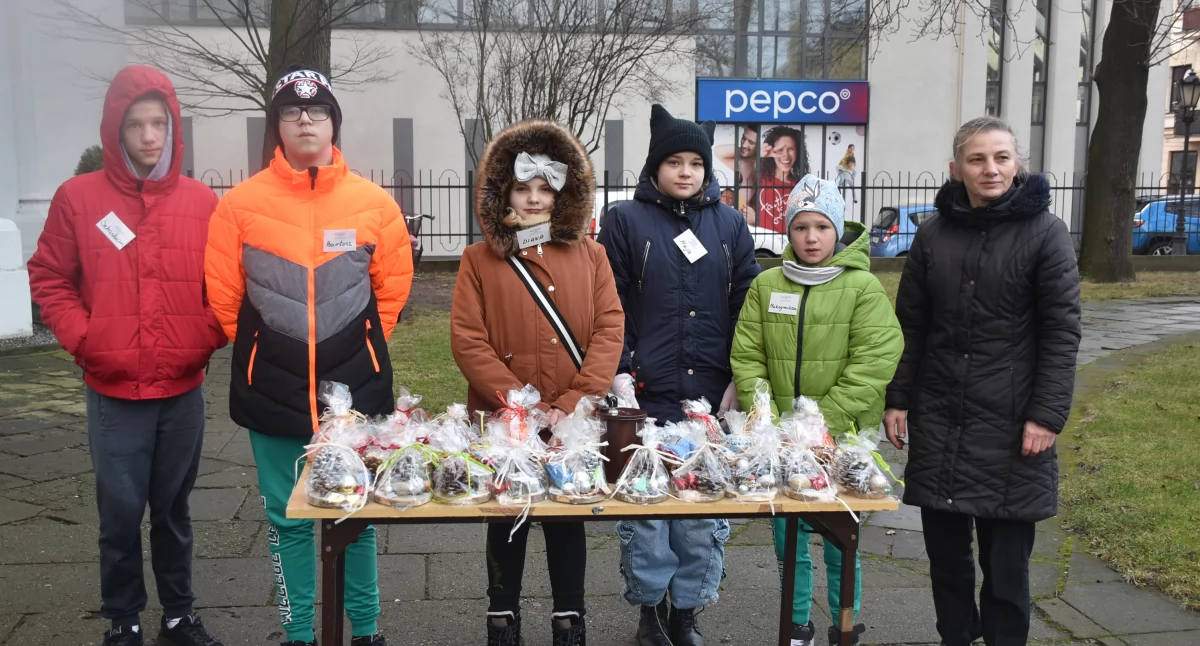 Akcje charytatywne, Świąteczny kiermasz dzieci świetlicy „Słonko” (foto) - zdjęcie, fotografia