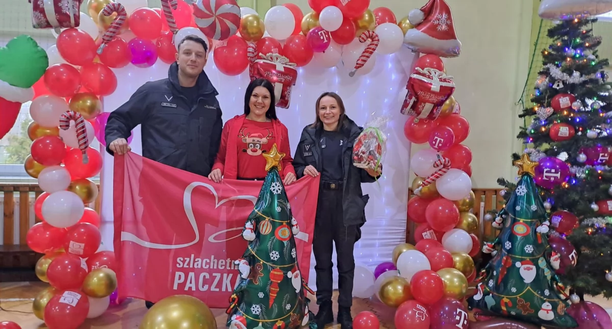 Zza krat, Funkcjonariusze Zakładu Karnego Łowiczu przygotowali Szlachetną Paczkę (foto) - zdjęcie, fotografia