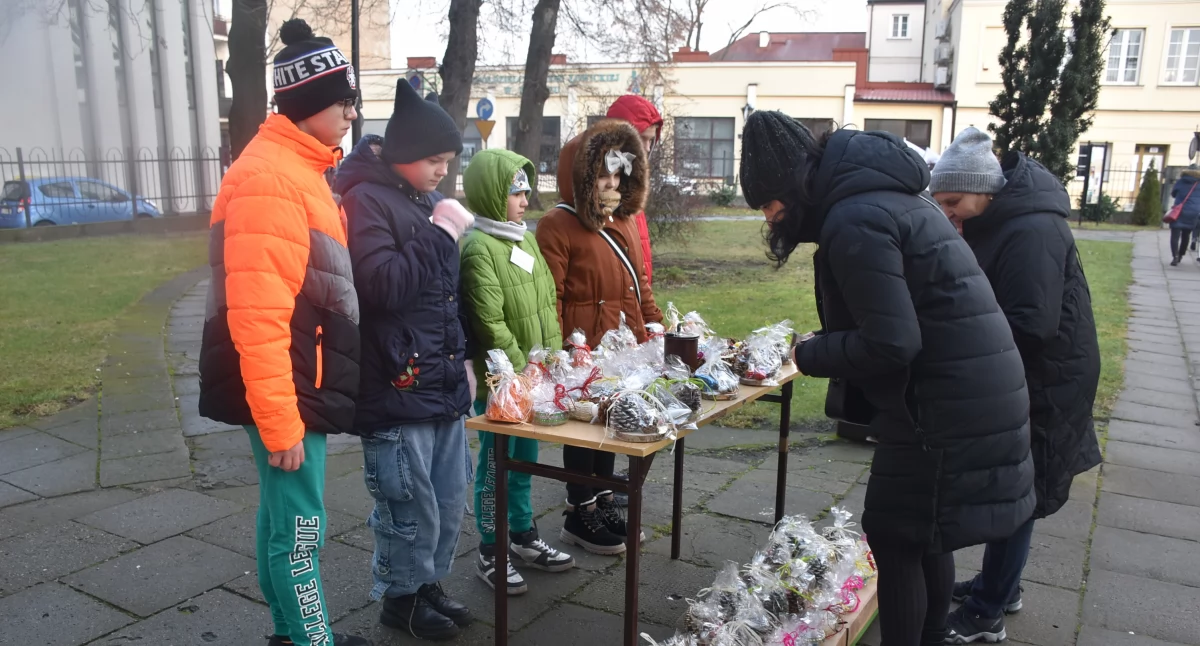 Akcje charytatywne, Kiermasz świąteczny młodzieży Świetlicy „Słonko” Sukces wsparcie działalności placówki - zdjęcie, fotografia