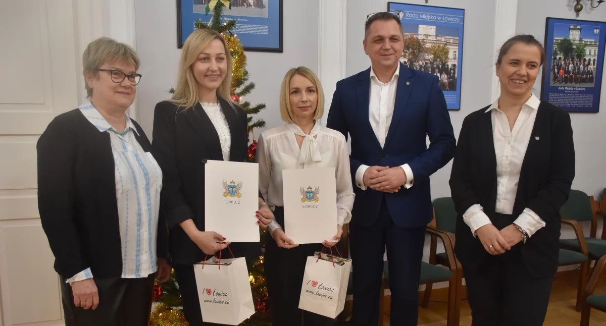 Urząd Miejski, Wręczenie aktów nadania stopnia nauczyciela mianowanego Urzędzie Miasta (foto) - zdjęcie, fotografia