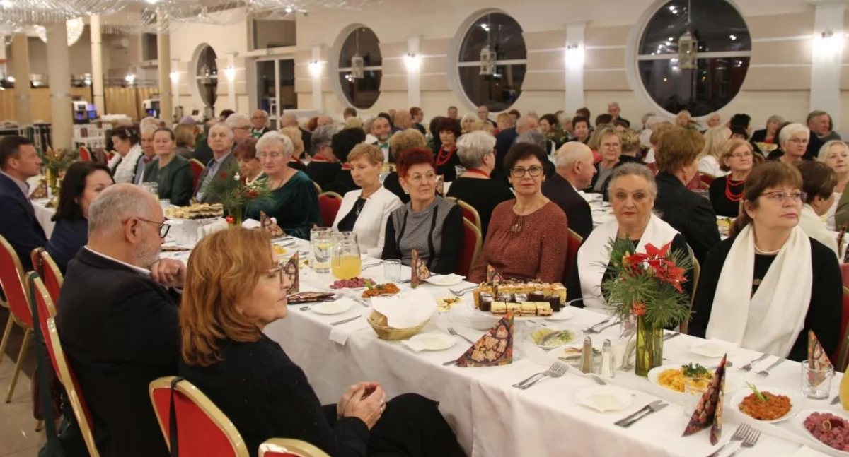 Stowarzyszenia, Spotkanie wigilijne słuchaczy Łowickiego Uniwersytetu Trzeciego Wieku (foto film) - zdjęcie, fotografia