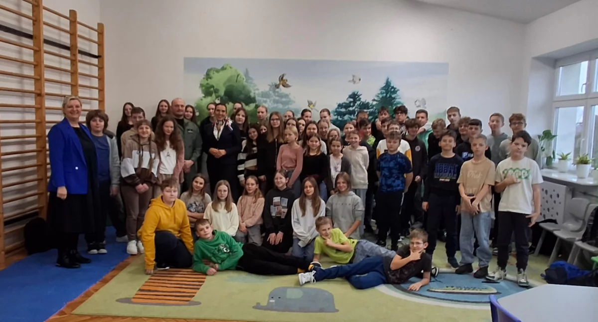 Szkoły, Spotkanie pilotem stewardesą Szkole Podstawowej Bednarach (foto) - zdjęcie, fotografia