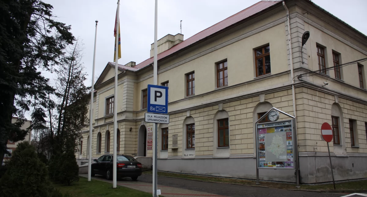 Starostwo Powiatowe, Powiatu Łowickiego przyjęła budżet Jakie inwestycje zaplanowano - zdjęcie, fotografia