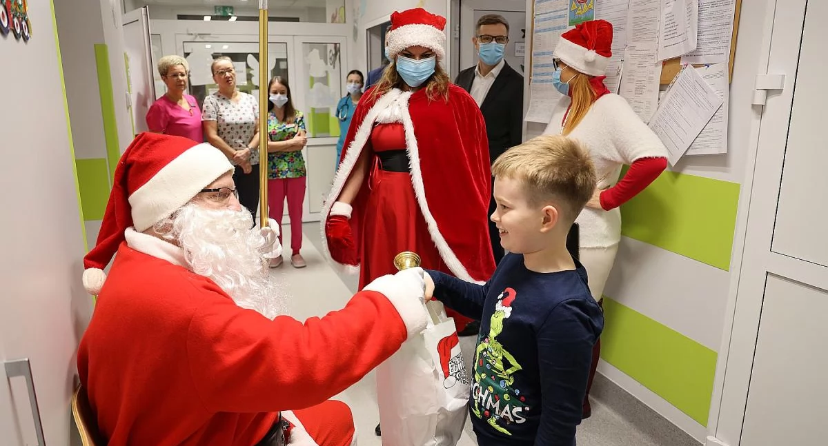 Szpital i opieka społeczna, Święty Mikołaj łowickim szpitalu Niezwykła niespodzianka małych pacjentów (foto) - zdjęcie, fotografia