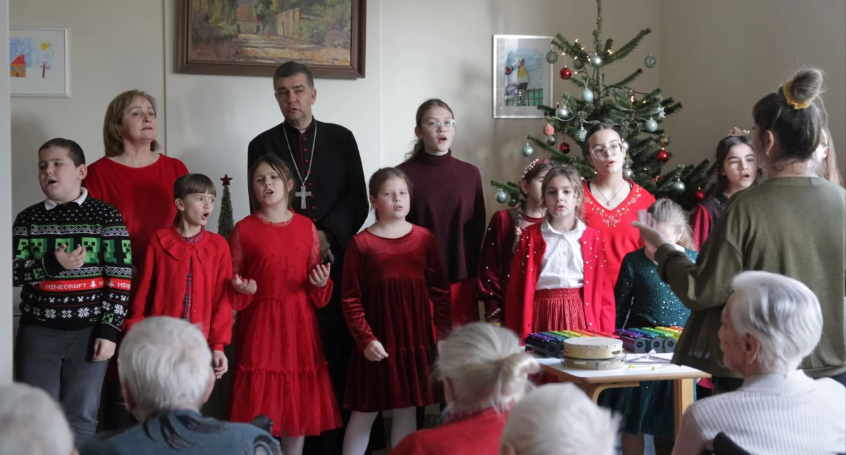 Szkoły, Świąteczne spotkanie Pogodnej Starości Łowiczu (foto film) - zdjęcie, fotografia