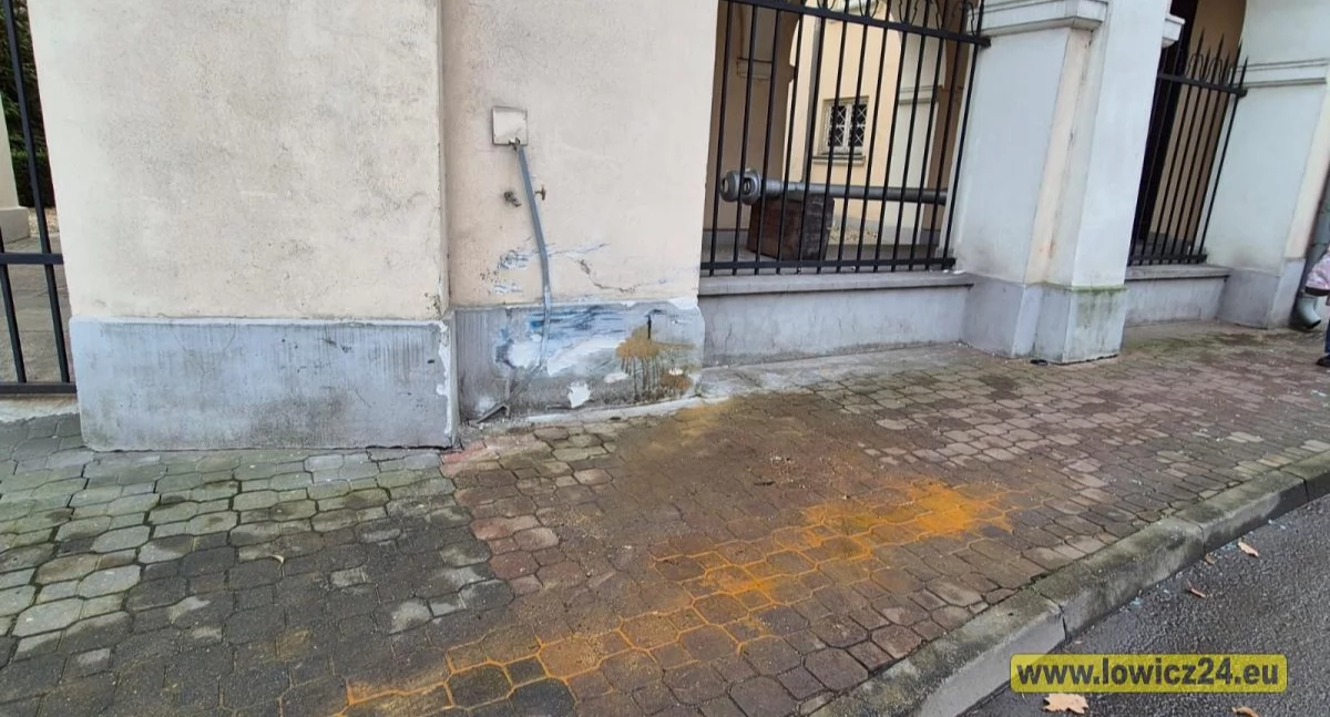 Wypadki i kolizje, Nastolatek wjechał budynek łowickiego muzeum (foto) - zdjęcie, fotografia