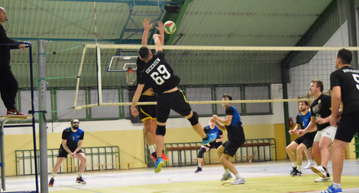 Siatkówka, Zmiany szczycie tabeli XXIII edycji Korabka liderem (foto) - zdjęcie, fotografia