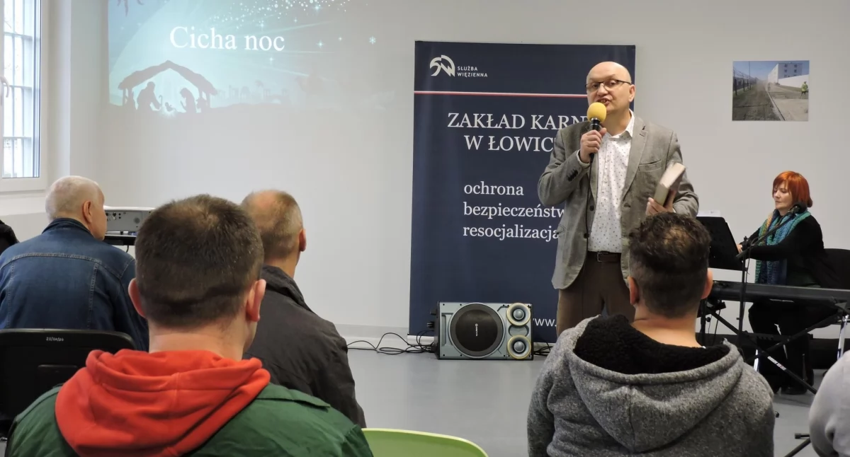 Zza krat, Świąteczne kolędowanie murami Zakładu Karnego - zdjęcie, fotografia
