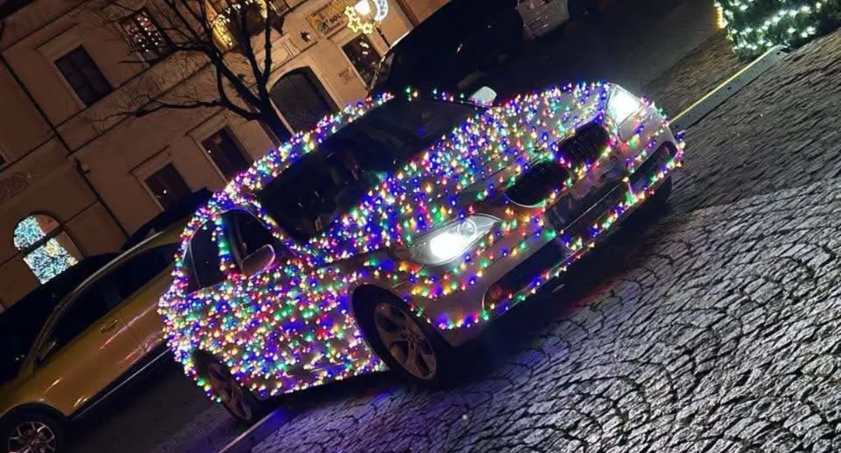 Ciekawostki, Świąteczne samochody rozświetlają Łowicz! (foto) - zdjęcie, fotografia