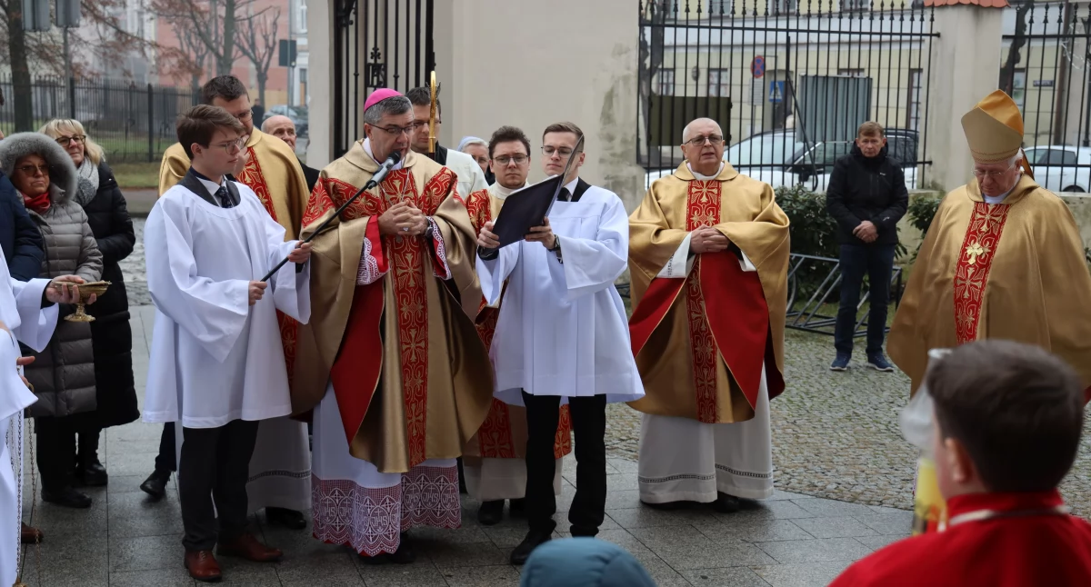 Kościół, Łowicz Inauguracja Jubileuszowego łowickiej katedrze (foto film) - zdjęcie, fotografia