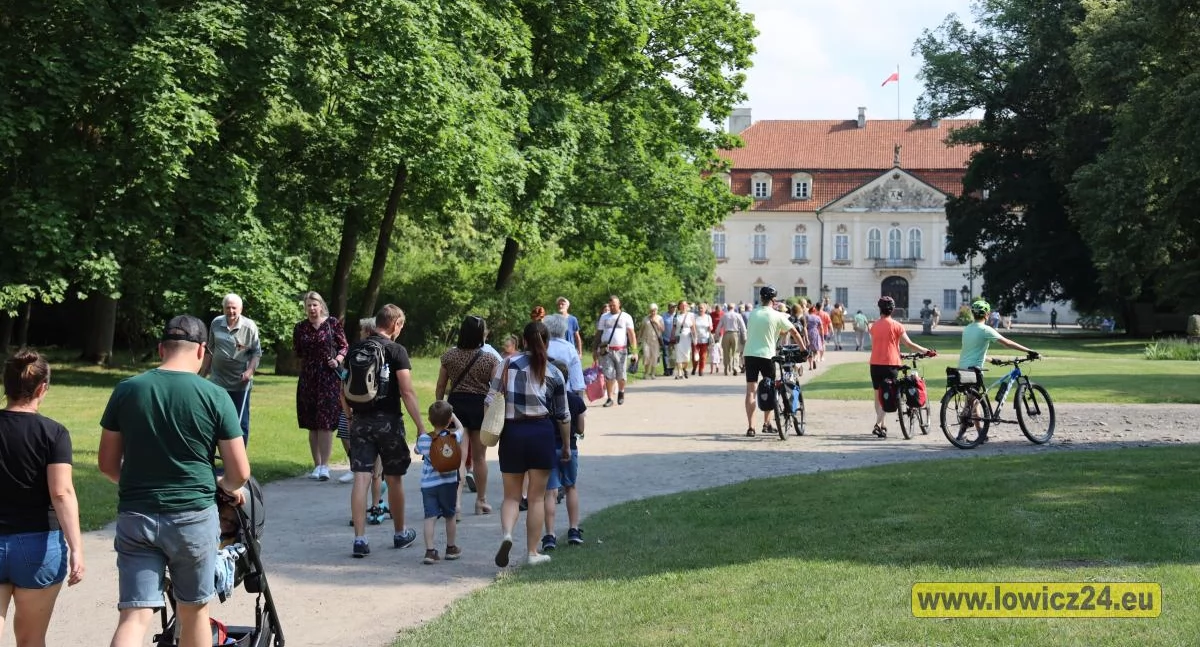 Turystyka i rekreacja, Rekordowy Muzeum Nieborowie Arkadii! odwiedzających jeszcze było! - zdjęcie, fotografia