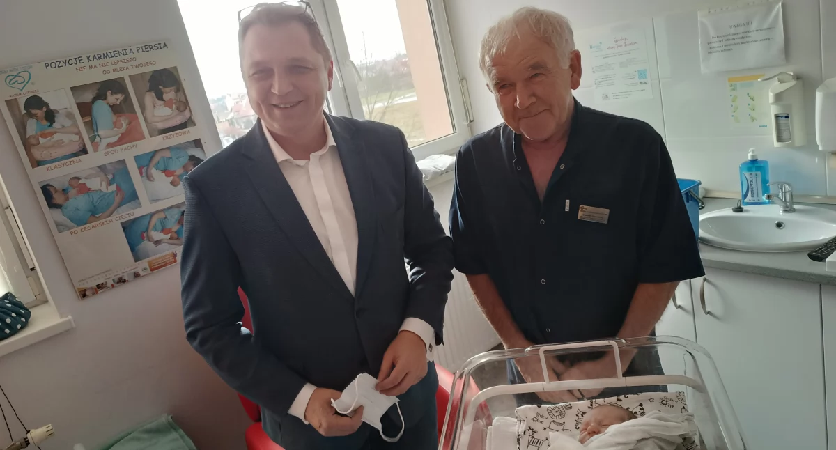 Urząd Miejski, Burmistrz powitał Aleksandra pierwszego łowiczanina urodzonego (foto) - zdjęcie, fotografia