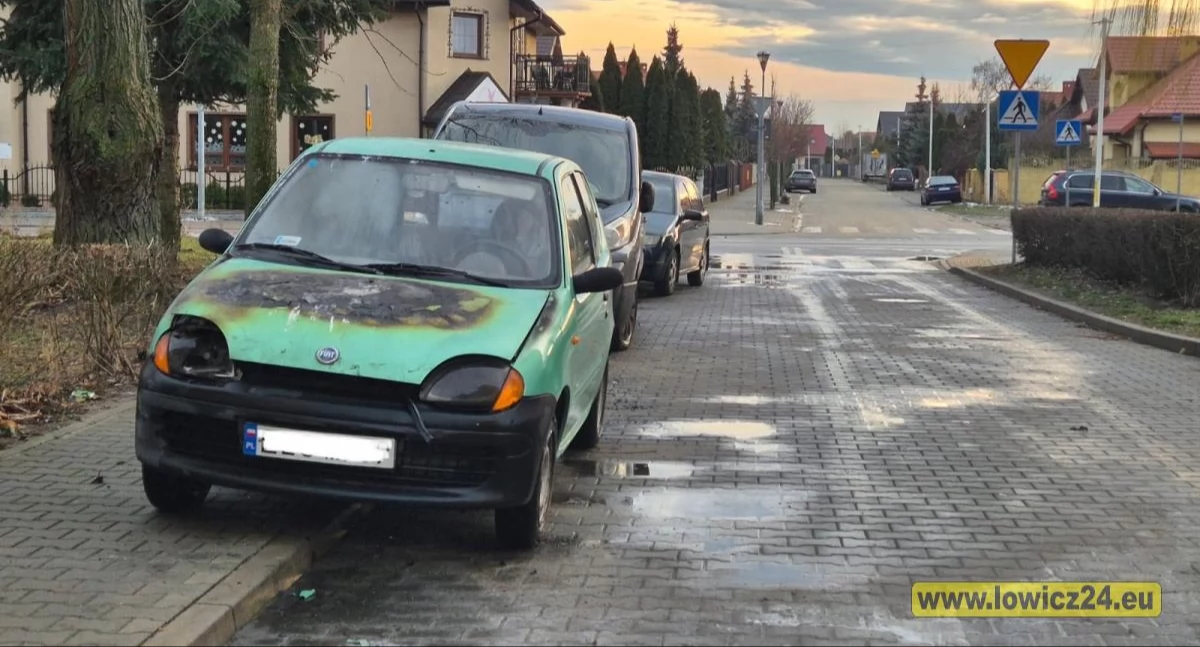 Straż pożarna, Łowicz Pożar osobówki Bratkowicach - zdjęcie, fotografia