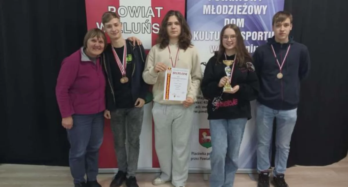 Szkoły, Medyk trzecim miejscem licealiadzie szachowej województwie łódzkim - zdjęcie, fotografia