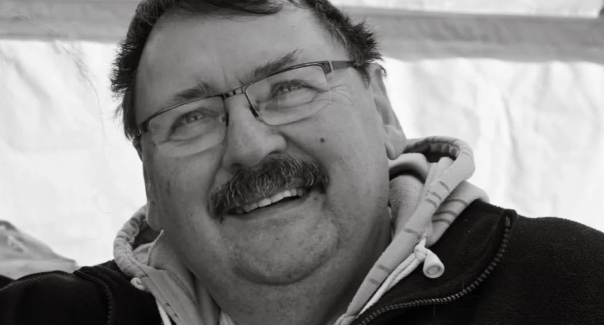 Odeszli od nas, Łowicz żegna Tomasza Wojciechowskiego przynoś kwiatów pomóż zwierzętom potrzebie - zdjęcie, fotografia